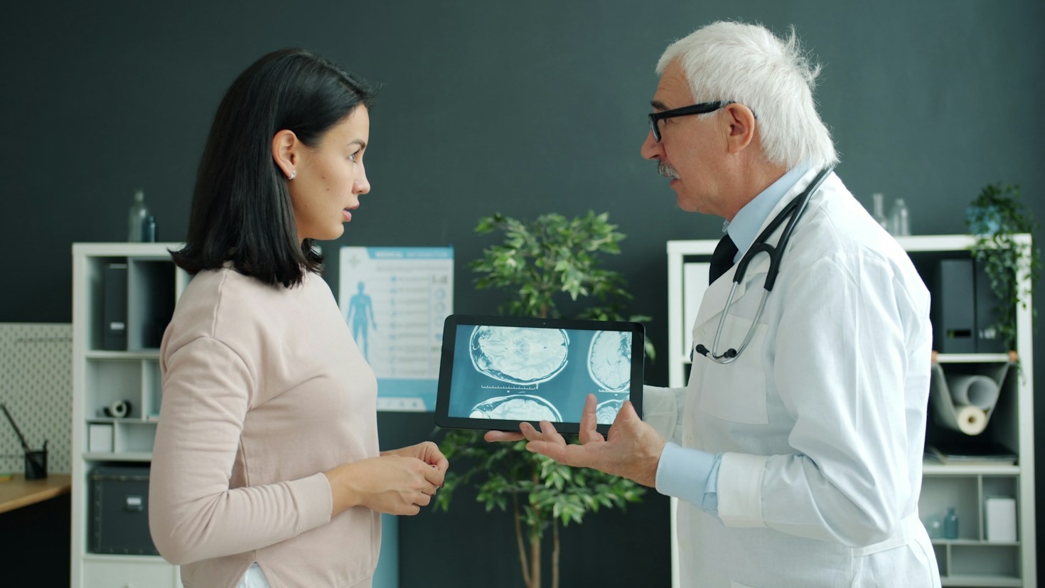 Choosing the Right Age Reversal Clinic for Your Needs